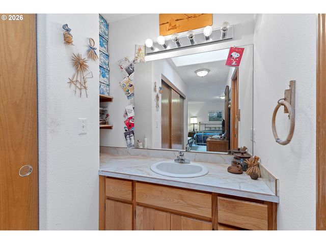 1954 Sw SESAME St, Mc Minnville, OR 97128