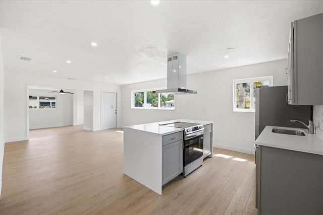 737 W Ilex Drive, West Palm Beach, FL 33403