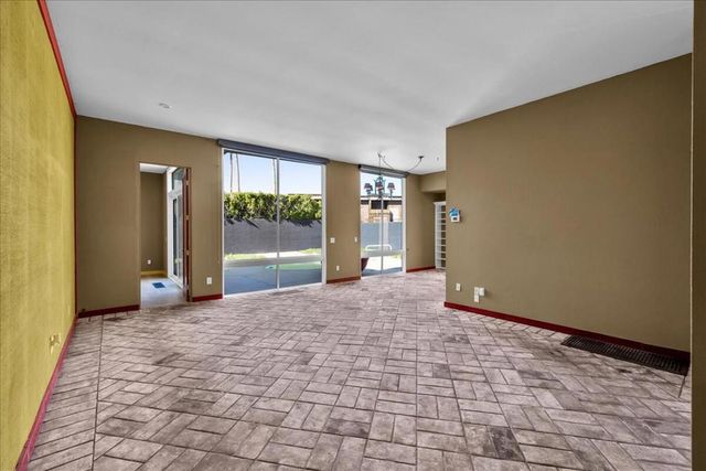 130 W Racquet Club Road 511, Palm Springs, CA 92262