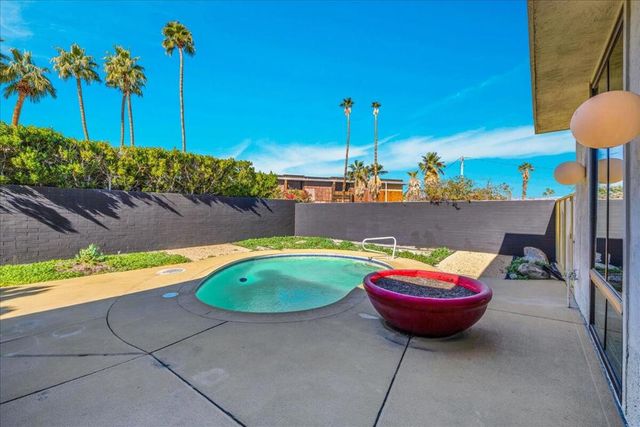 130 W Racquet Club Road 511, Palm Springs, CA 92262