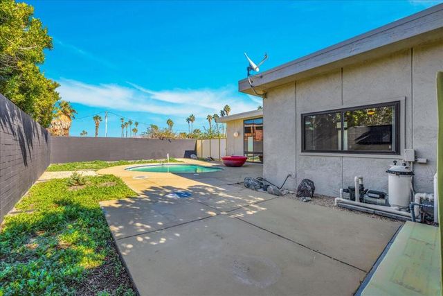 130 W Racquet Club Road 511, Palm Springs, CA 92262