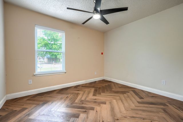 909 Columbus Court, Bedford, TX 76022