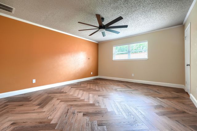 909 Columbus Court, Bedford, TX 76022