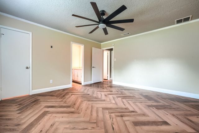 909 Columbus Court, Bedford, TX 76022