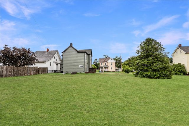 23 4th Ave, Scottdale, PA 15683