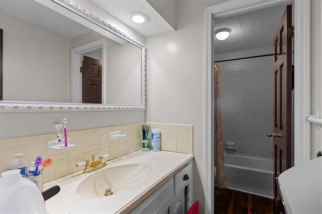 7007 Lakeshore Drive, Raytown, MO 64133