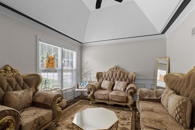 7007 Lakeshore Drive, Raytown, MO 64133
