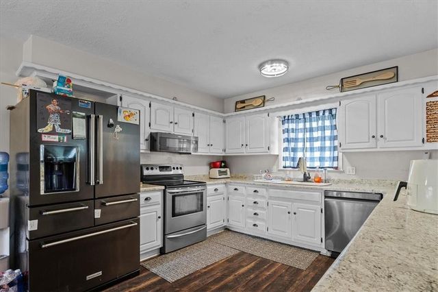 7007 Lakeshore Drive, Raytown, MO 64133