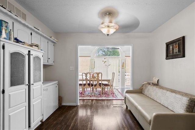 7007 Lakeshore Drive, Raytown, MO 64133