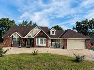 7007 Lakeshore Drive, Raytown, MO 64133
