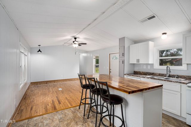 140 Peters Hollow Rd Road, Elizabethton, TN 37643