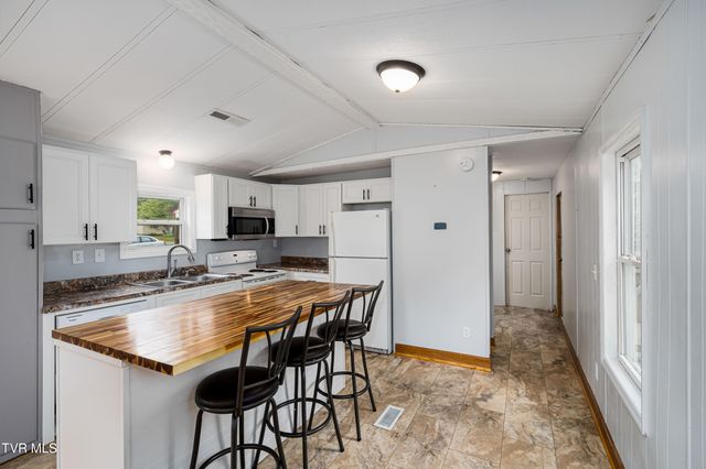 140 Peters Hollow Rd Road, Elizabethton, TN 37643