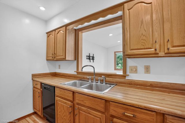 5147 Foulk Rd, Waterloo, IA 50702