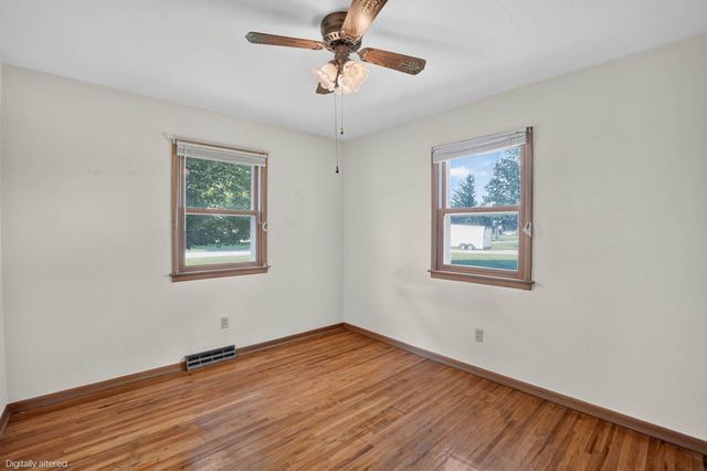 5147 Foulk Rd, Waterloo, IA 50702