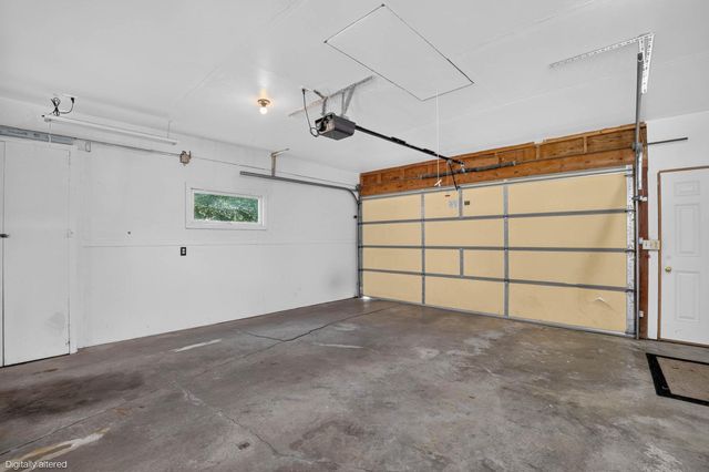 5147 Foulk Rd, Waterloo, IA 50702