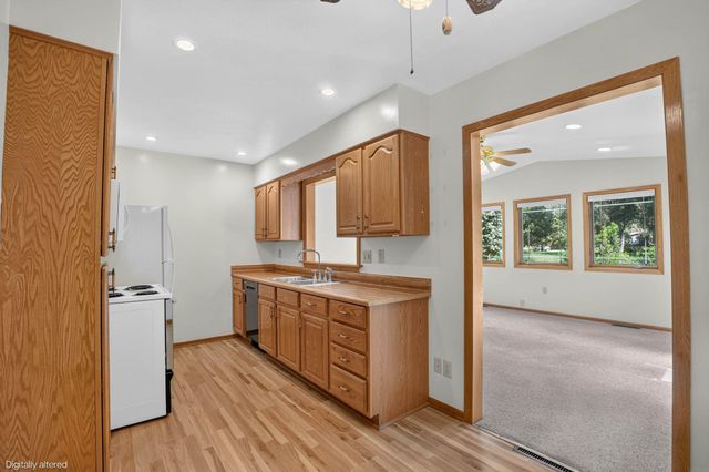 5147 Foulk Rd, Waterloo, IA 50702