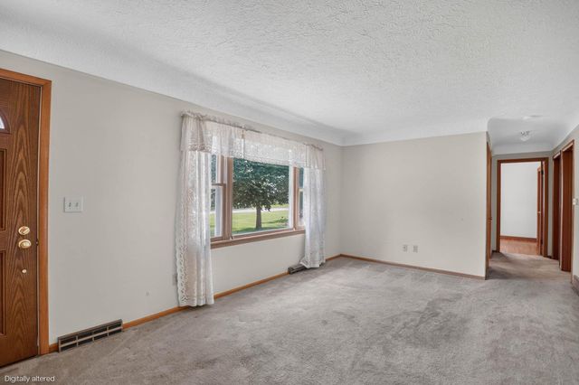 5147 Foulk Rd, Waterloo, IA 50702