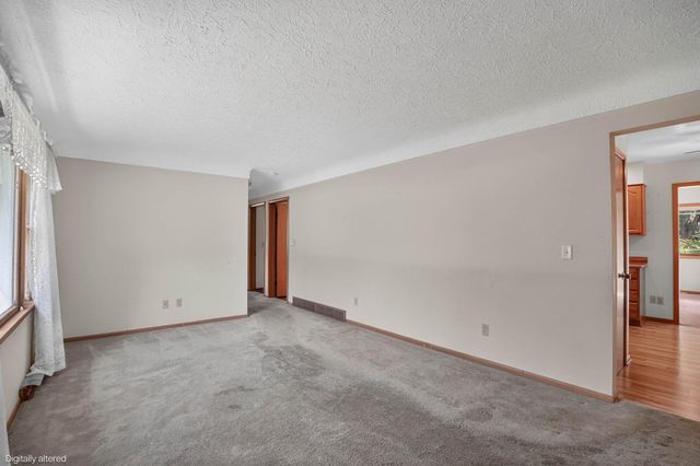 5147 Foulk Rd, Waterloo, IA 50702