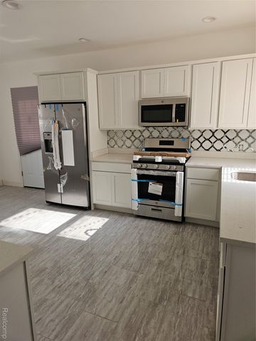 890 E Grand Boulevard N, Wayne, MI 48207