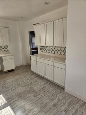 890 E Grand Boulevard N, Wayne, MI 48207