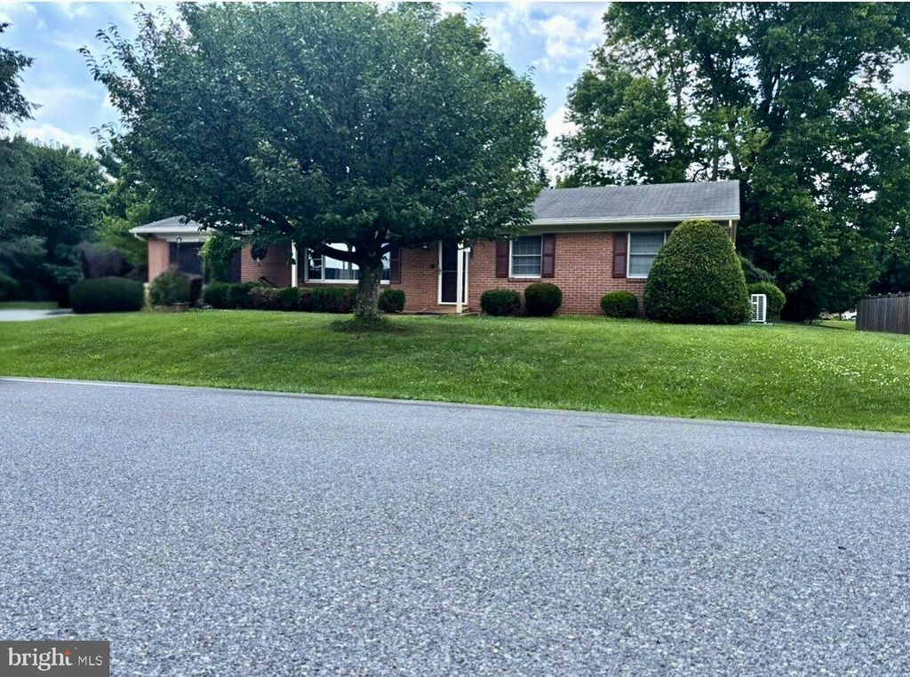 2008 MAPLEWOOD DR, Hagerstown, MD 21740