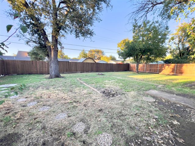 212 Straw Road, Saginaw, TX 76179