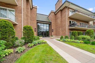 6 Oak Brook Club Drive J104, Oak Brook, IL 60523