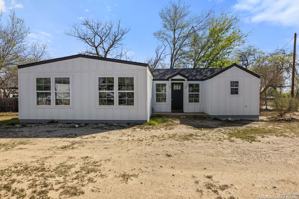 362 Avenue J, Poteet, TX 78065