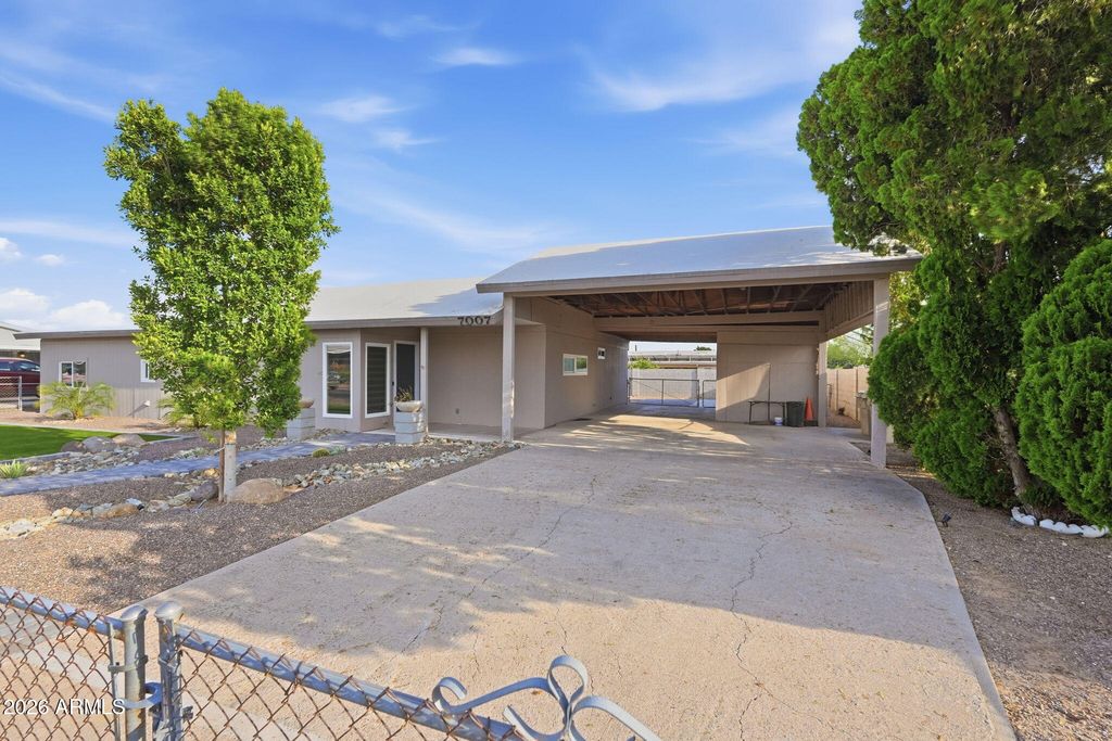 Image 2 of property listing at 7007 W WANDA LYNN Lane, Peoria, AZ 85382