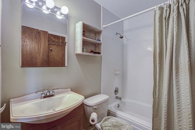 121 SONANT DR, Newark, DE 19713