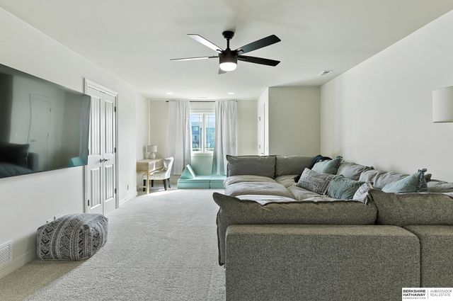 1916 Atlas Drive, Papillion, NE 68133