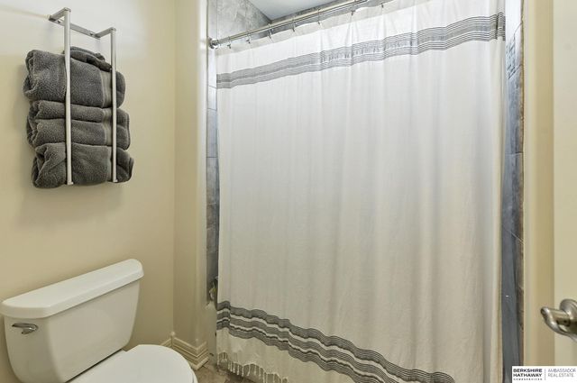 1916 Atlas Drive, Papillion, NE 68133