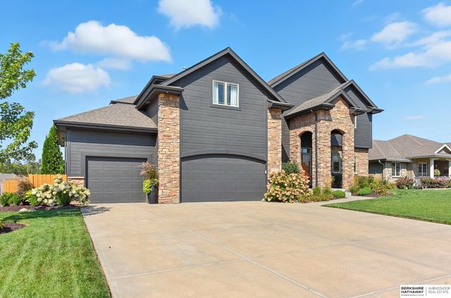 1916 Atlas Drive, Papillion, NE 68133