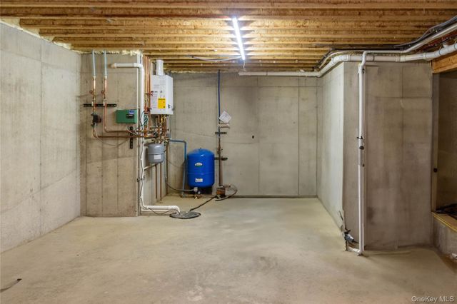 4 Lewis Lane, Bloomingburg, NY 12721