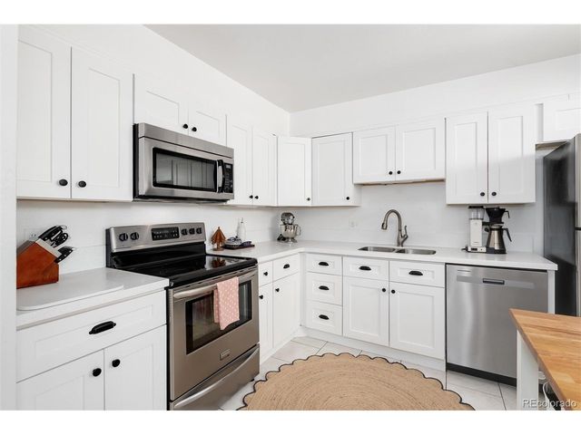 7175 S Penrose Ct, Centennial, CO 80122