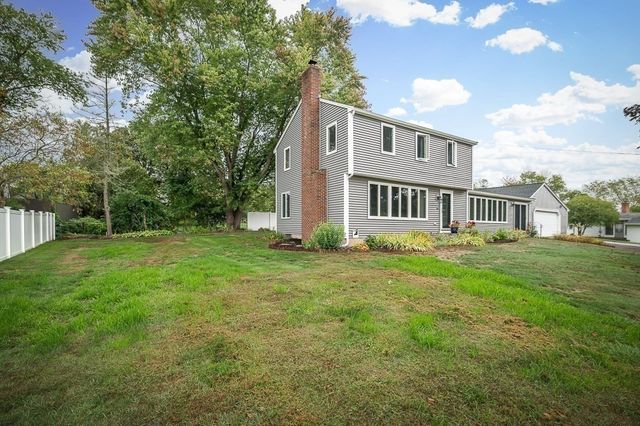 60 Lakemans Ln, Ipswich, MA 01938