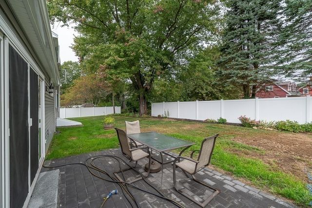 60 Lakemans Ln, Ipswich, MA 01938