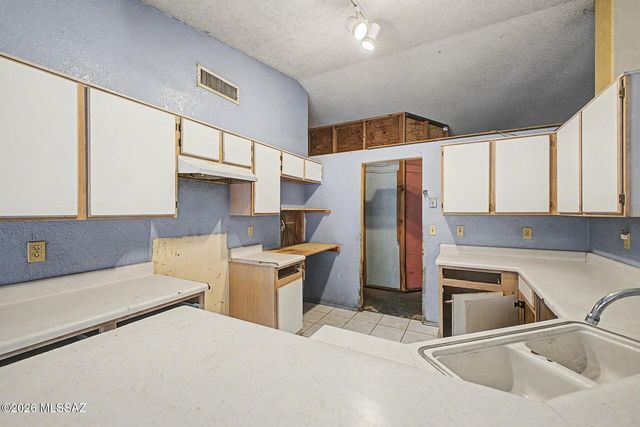 9810 E Stonehaven Way, Tucson, AZ 85747