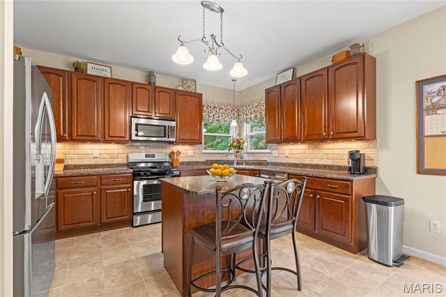 8034 Pinetop Drive, St Louis, MO 63129