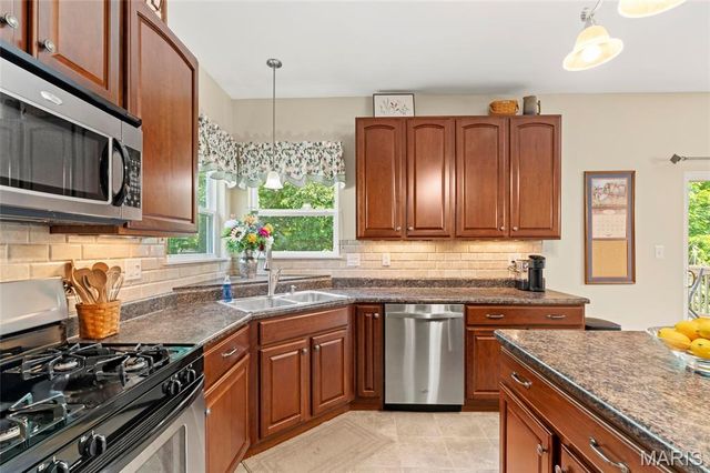 8034 Pinetop Drive, St Louis, MO 63129