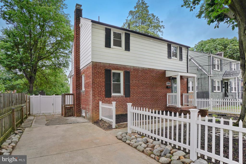 Image 2 of property listing at 6208 ELMHURST ST, District Heights, MD 20747