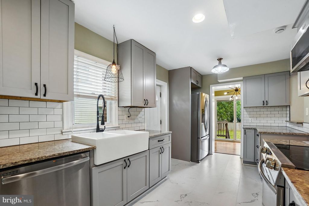 Image 9 of property listing at 6208 ELMHURST ST, District Heights, MD 20747