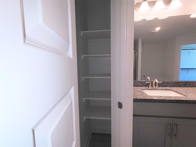 6 Keystone Court, Angleton, TX 77515