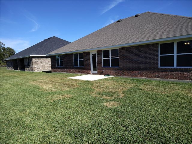 6 Keystone Court, Angleton, TX 77515