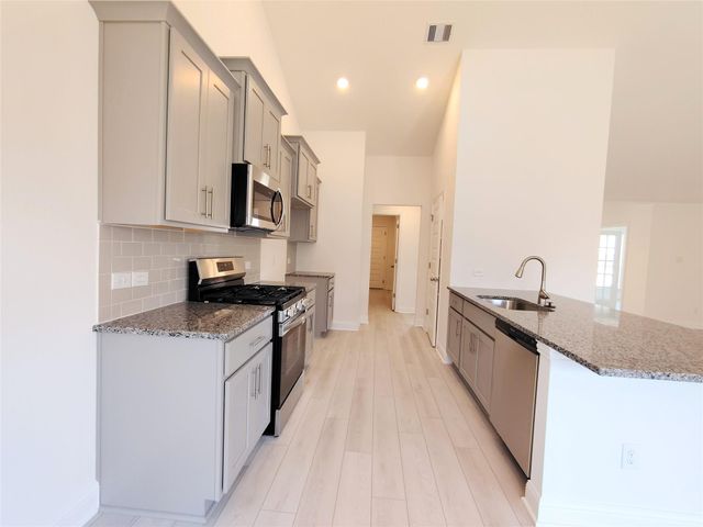 6 Keystone Court, Angleton, TX 77515