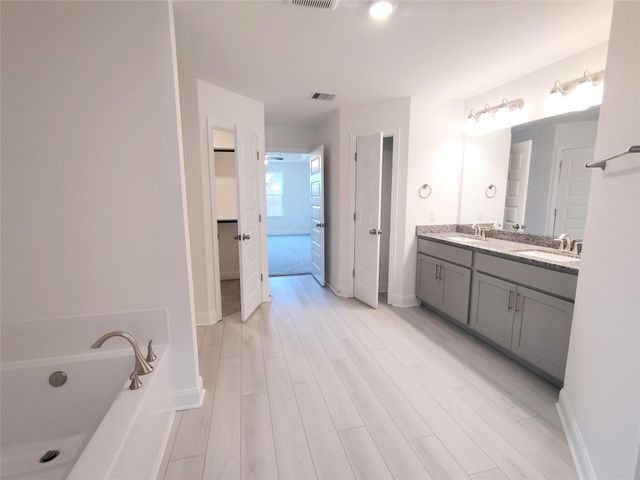 6 Keystone Court, Angleton, TX 77515