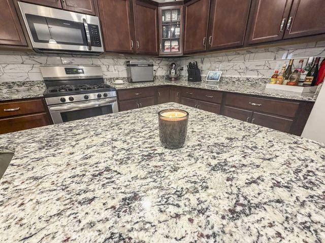 131 Crabourne Dr, White House, TN 37188