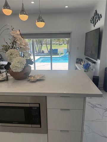 318 NE 31st Ave, Homestead, FL 33033