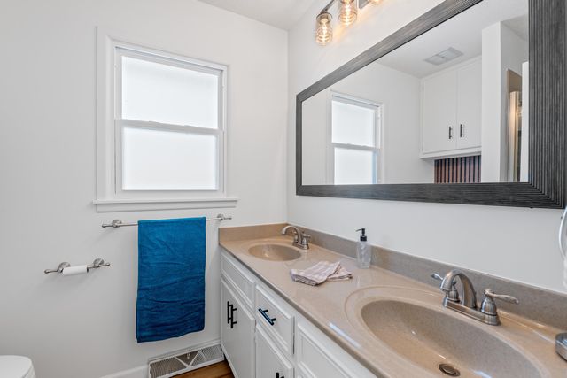 1392 N Peterson St, Wichita, KS 67212