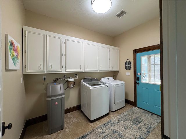 8595 Jared Road, Bellville, TX 77418